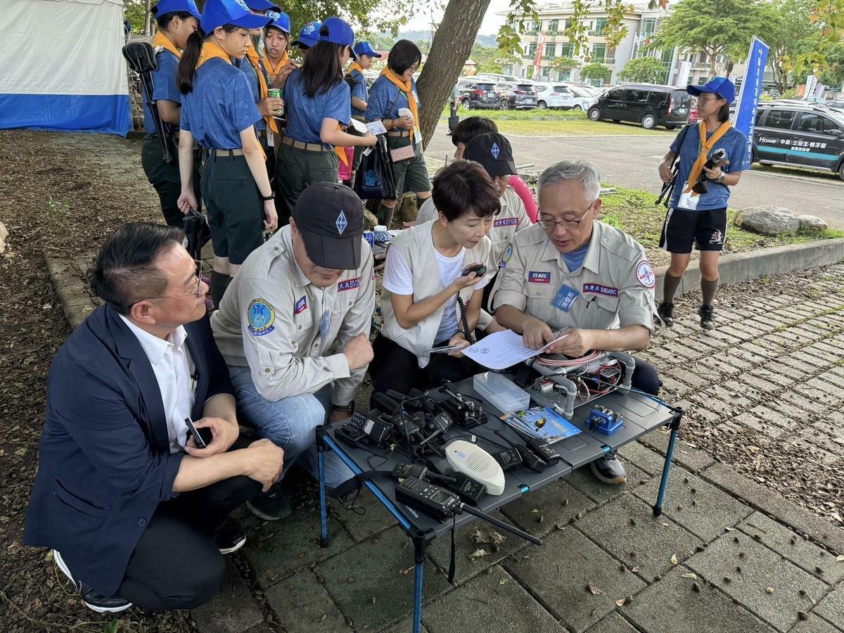 在現場無線電連繫後並分發 QSL卡（記錄著雙方的通聯紀錄）作為紀念，進一步凝聚活動的歷史價值與紀念意義。 圖：蔡旺詮服務處/提供