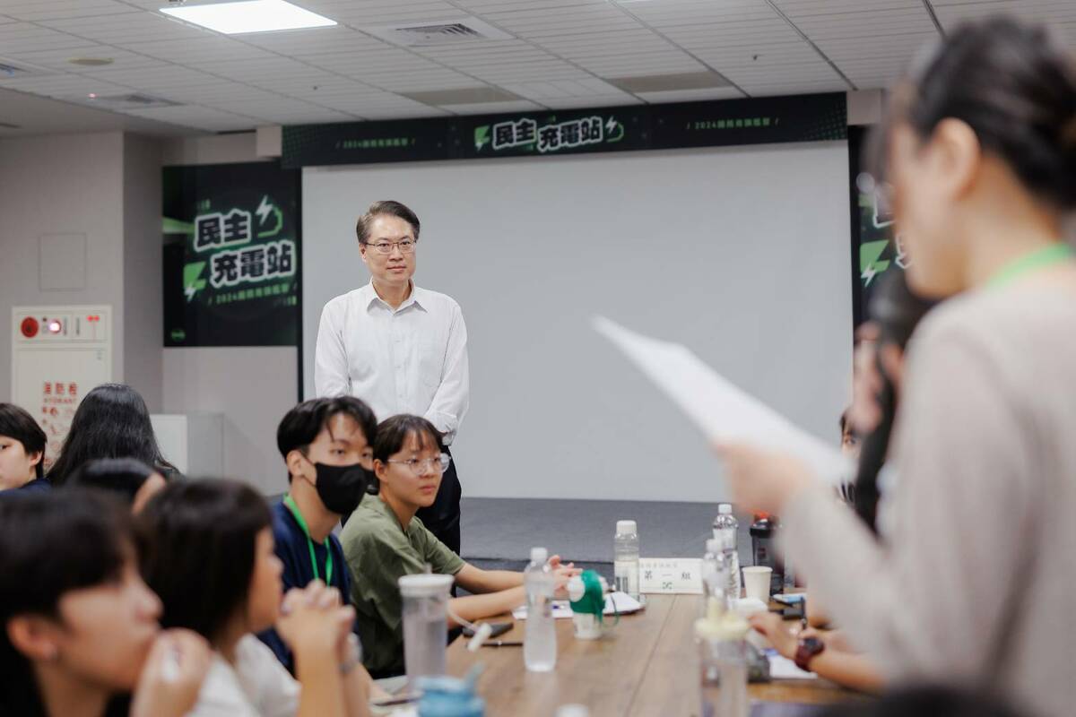 民主進步黨從昨天（7/11）起舉辦為期三天兩夜的「2024國務青旗艦營－民主充電站」，有來自全國各地約80位學員參加，大多數學員都是關注國會濫權議題的「青鳥世代」。營隊第一天由民進黨秘書長林右昌與學員交流。 圖：民進黨提供