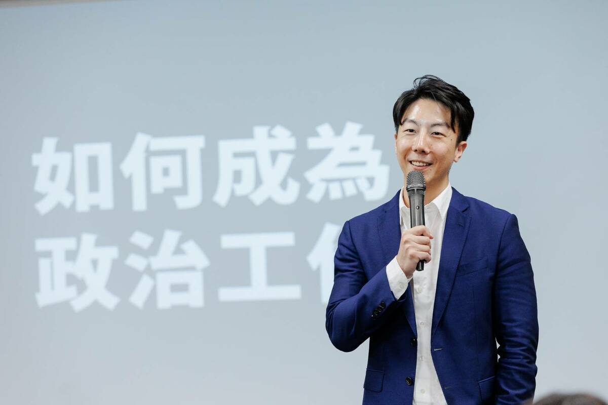 在「2024國務青旗艦營－民主充電站」中，民進黨發言人吳崢回顧自己從太陽花運動以來投入政治工作的經歷。 圖：民進黨提供