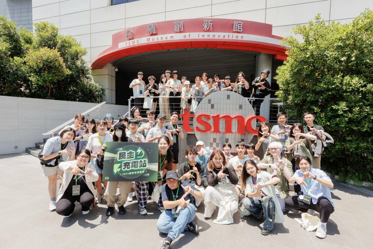 來自全國各地約80位學員參加「2024國務青旗艦營－民主充電站」，營隊第二天，民進黨首度安排國務青學員參訪台積電創新館。 圖：民進黨提供