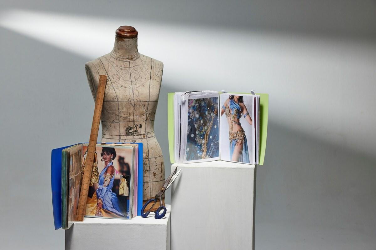 藍寶石大歌廳《秀場傳奇》故事展將展出當年秀服製作店家的參考型錄。 圖：高雄流行音樂中心/提供