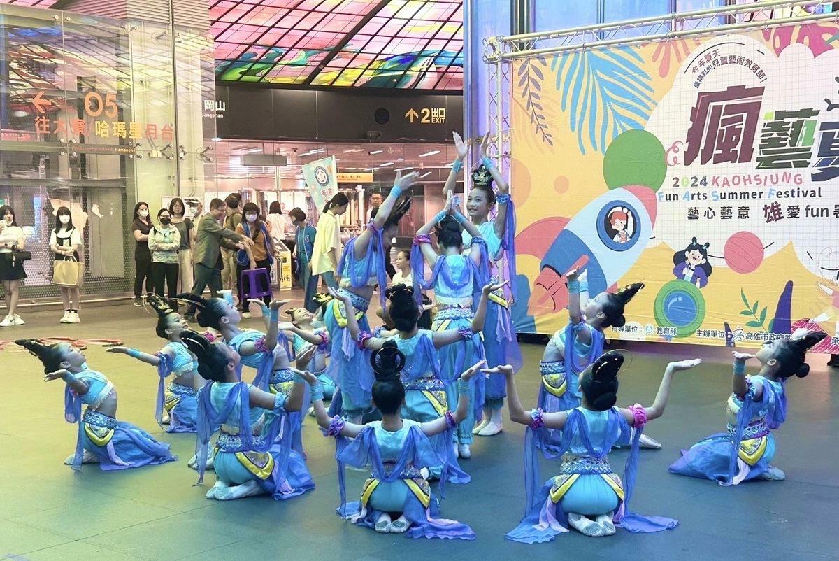 學校才藝班學生在美麗島捷運站烈演出。 圖：高雄市教育局/提供