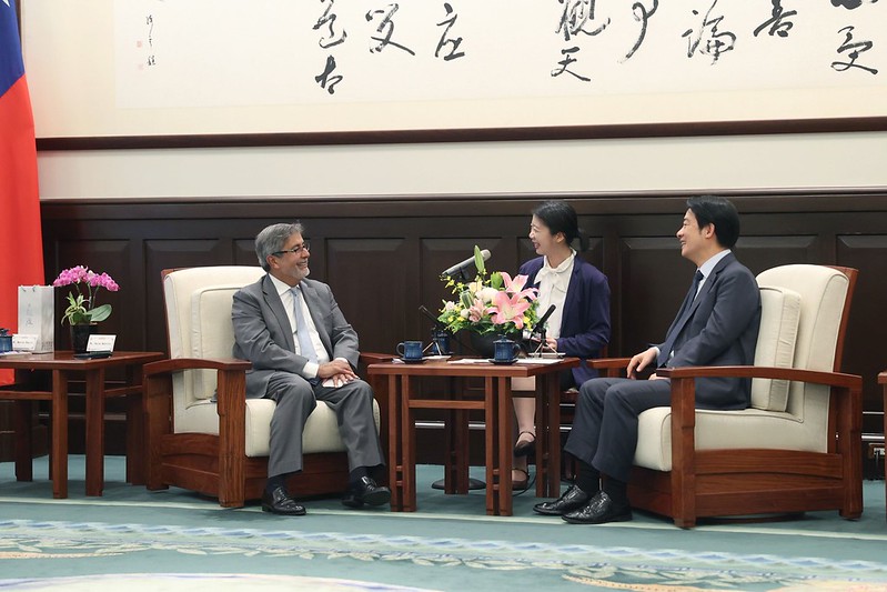 賴清德總統今（12）日接見「美商美光科技」，感謝美光長期投資台灣，不斷在台推進DRAM製程技術升級，更推動先進DRAM製程技術的開發與量產，帶動供應鏈在地化。 圖：總統府提供