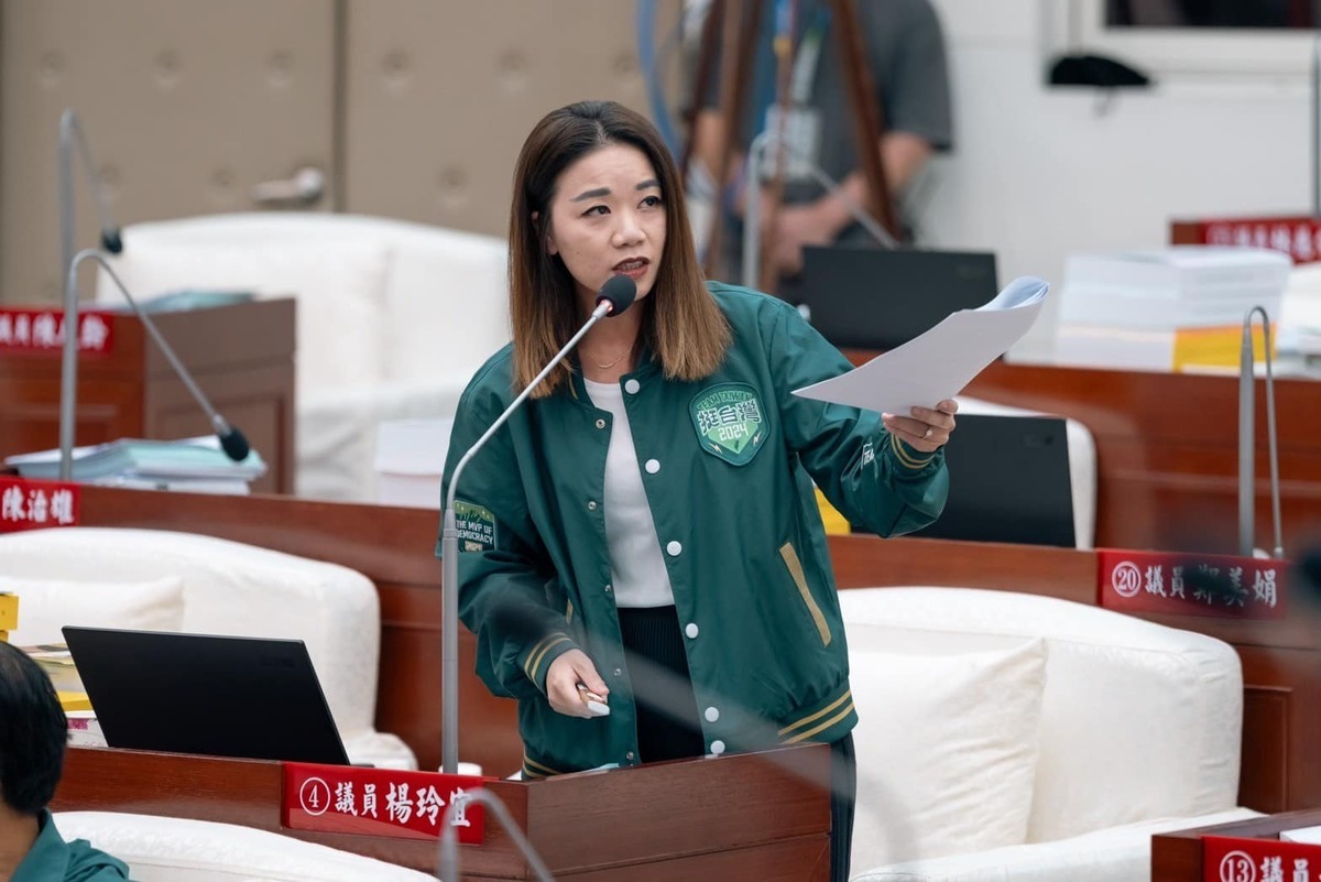 民進黨新竹市議員楊玲宜指控前新竹市長高虹安辦公室的整修費用高達 148 萬元，且含酒店風沙發，甚至將個人生活用品報公帳。 圖：取自楊玲宜臉書（資料照）
