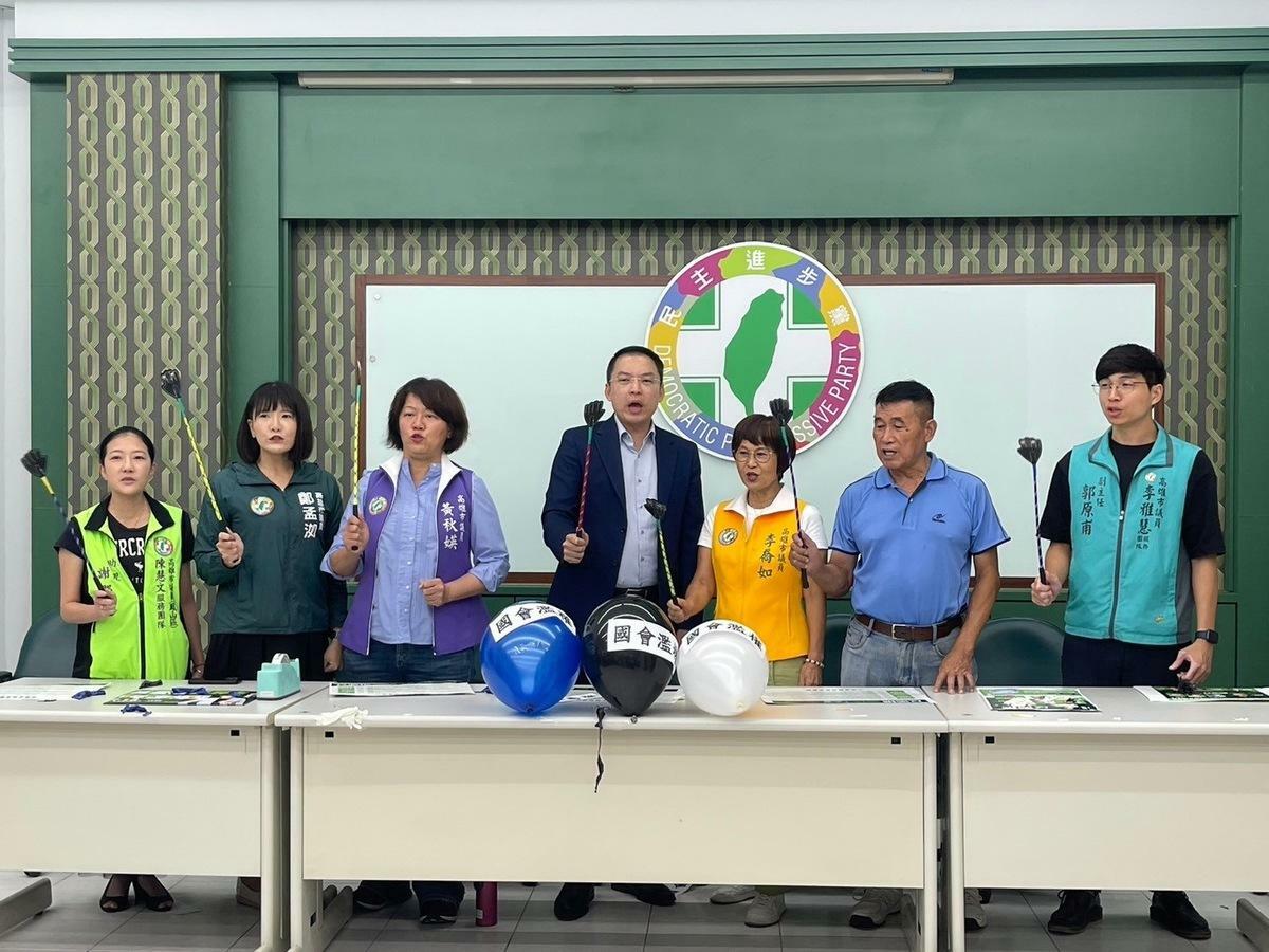 黃文益(中)召開記者會宣布第二波「反濫權護民主」宣講。 圖：民進黨高雄市黨部/提供