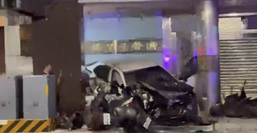 三重凌晨發生賓士對撞警車，副駕黃姓員警送醫不治。 圖片來源/翻攝畫面