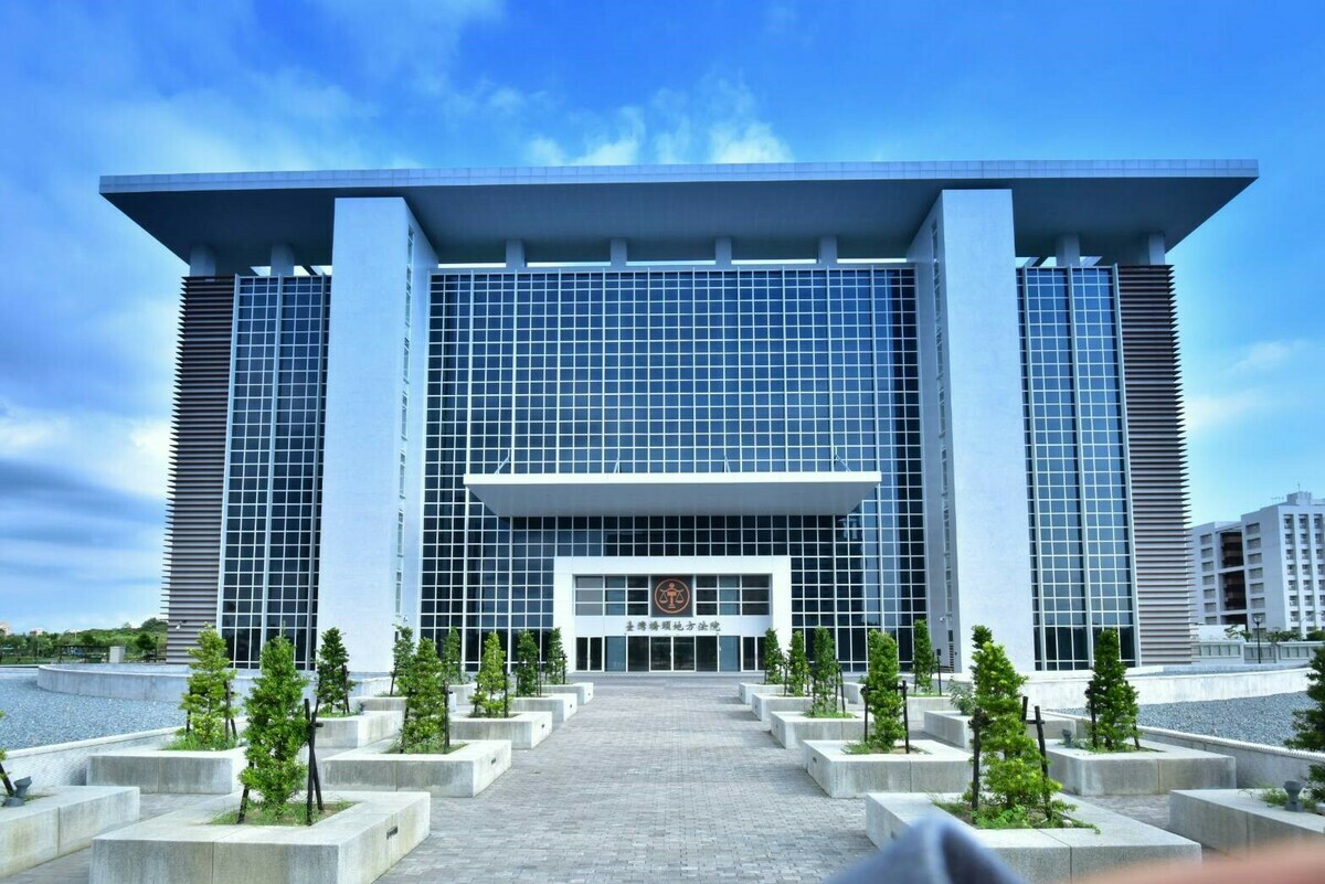 高雄一男子因不滿醫生亂打針，打傷醫生，被橋頭地院判刑3個月，罰金9萬元。 圖：翻攝自橋頭地院官方網站。