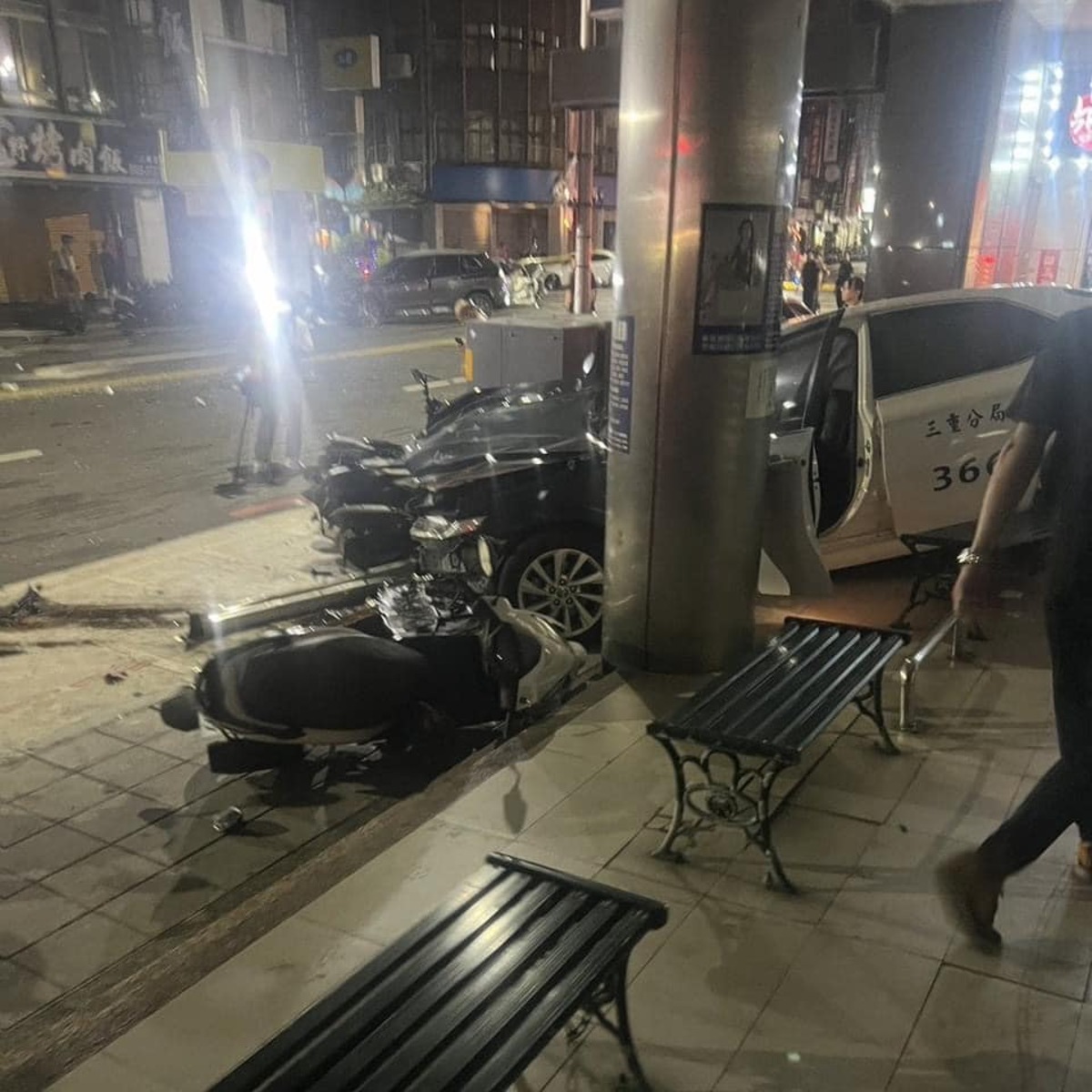新北市三重凌晨發生重大車禍，轎車逆向衝撞警巡邏車，造成28歲黃姓員警身亡。 圖：翻攝「臉書」徐奕/讀者提供