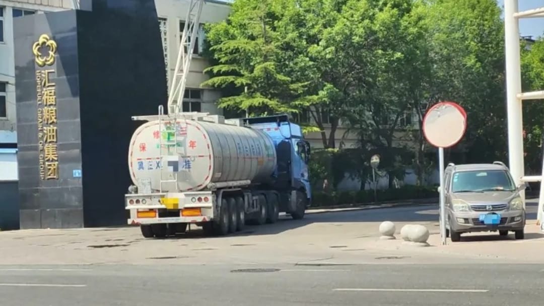許多油罐車在換貨運輸過程中不會清洗罐體，而食用油生產商也不檢查罐體的潔淨程度，導致食用油被污染。 圖：翻攝自新京報