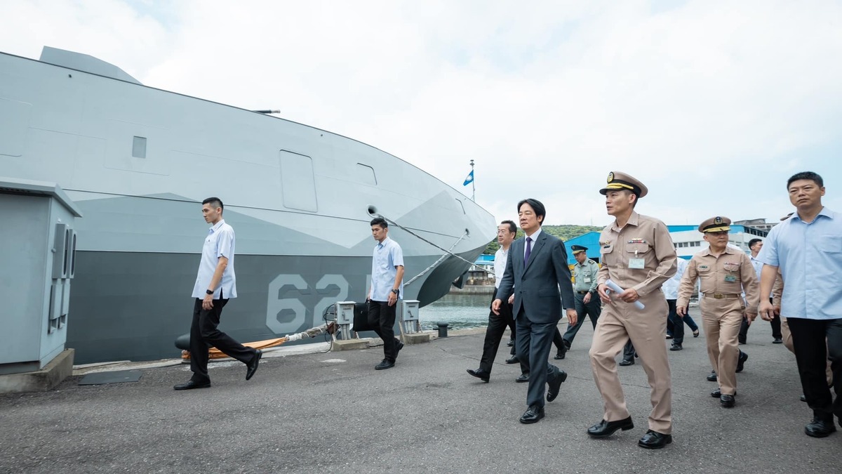 總統賴清德13日視察沱江級「旭江艦(ROCS Xu Jiang PGG-621)」。 圖：翻攝「臉書」賴清德粉絲專頁