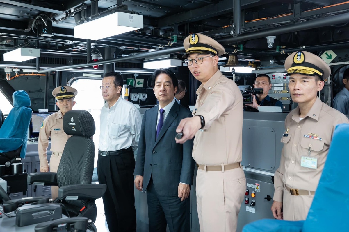 總統賴清德13日視察沱江級「旭江艦」，了解內部的設施和運作。 圖：翻攝「臉書」賴清德粉絲專頁