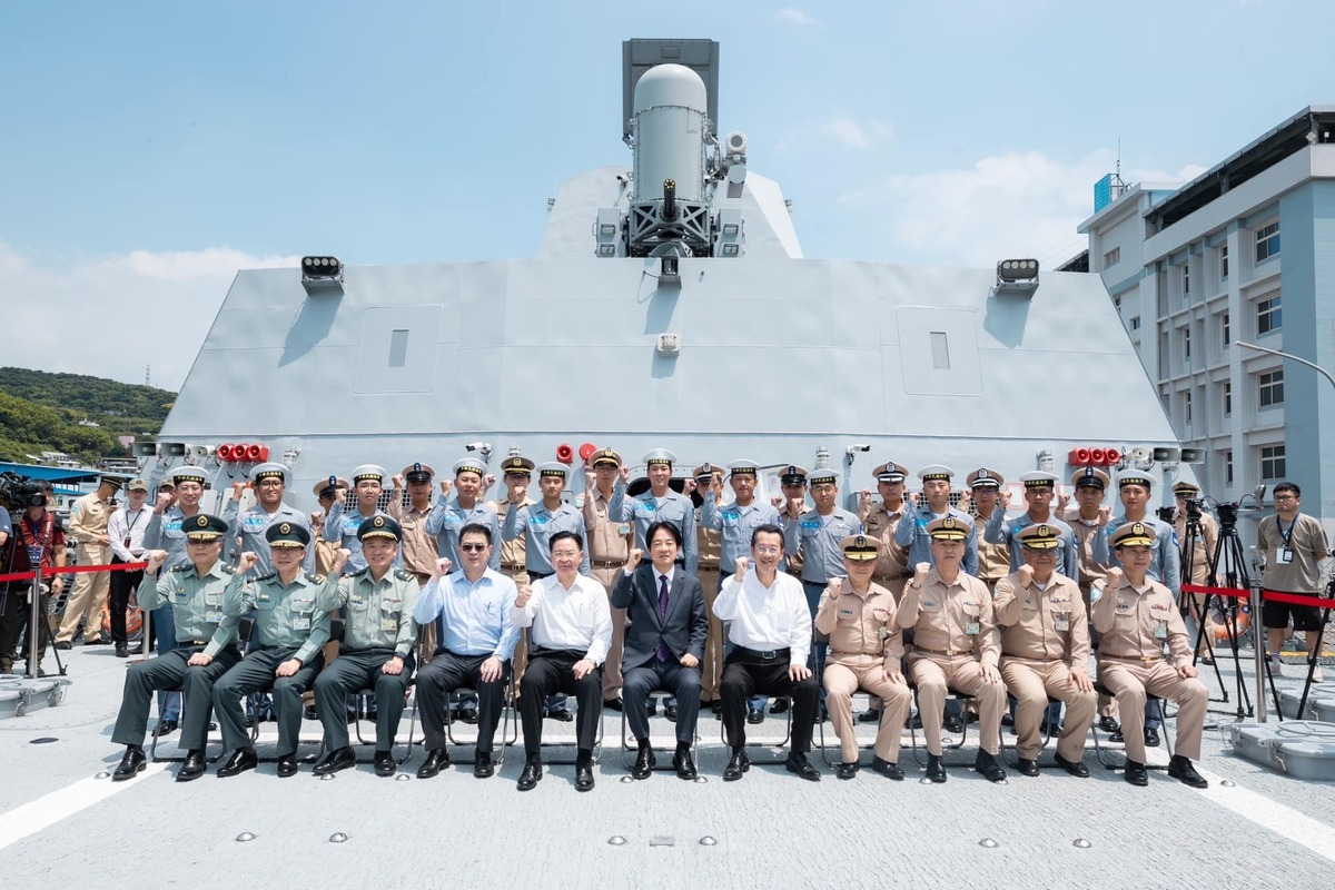 總統賴清德13日視察沱江級「旭江艦」，在甲板上與官兵合影。 圖：翻攝「臉書」賴清德粉絲專頁