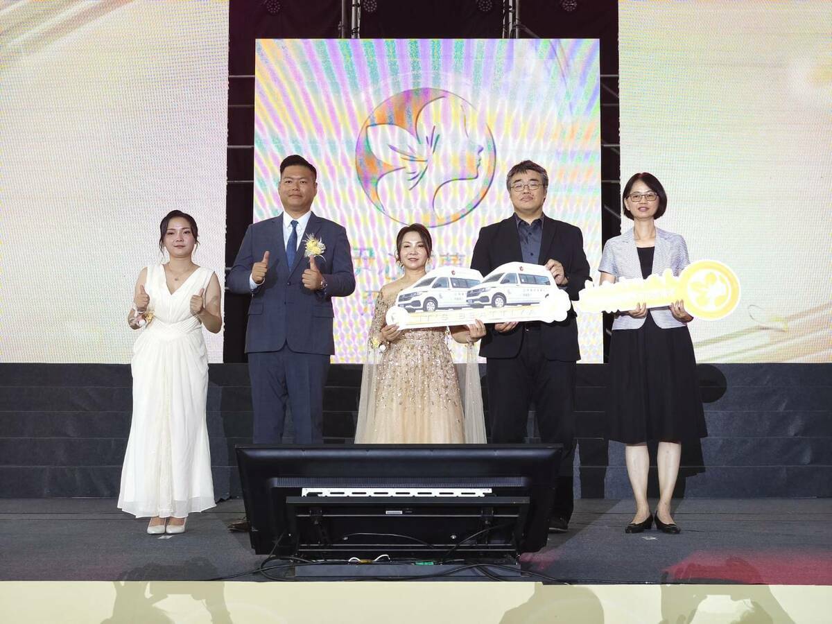伊絲碧媞捐贈高市府高頂復康巴士。 圖:孫家銘攝