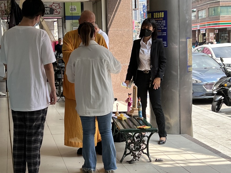 新北市三重區黃姓員警13日凌晨執行巡邏勤務時遭車撞擊、送醫不治。黃員妻子與弟弟13日下午到事發現場招魂，過程中黃妻不斷哽咽，擲筊2次都未獲得回應，第3次時喊「我來帶你回家」才允筊。 圖：中央社