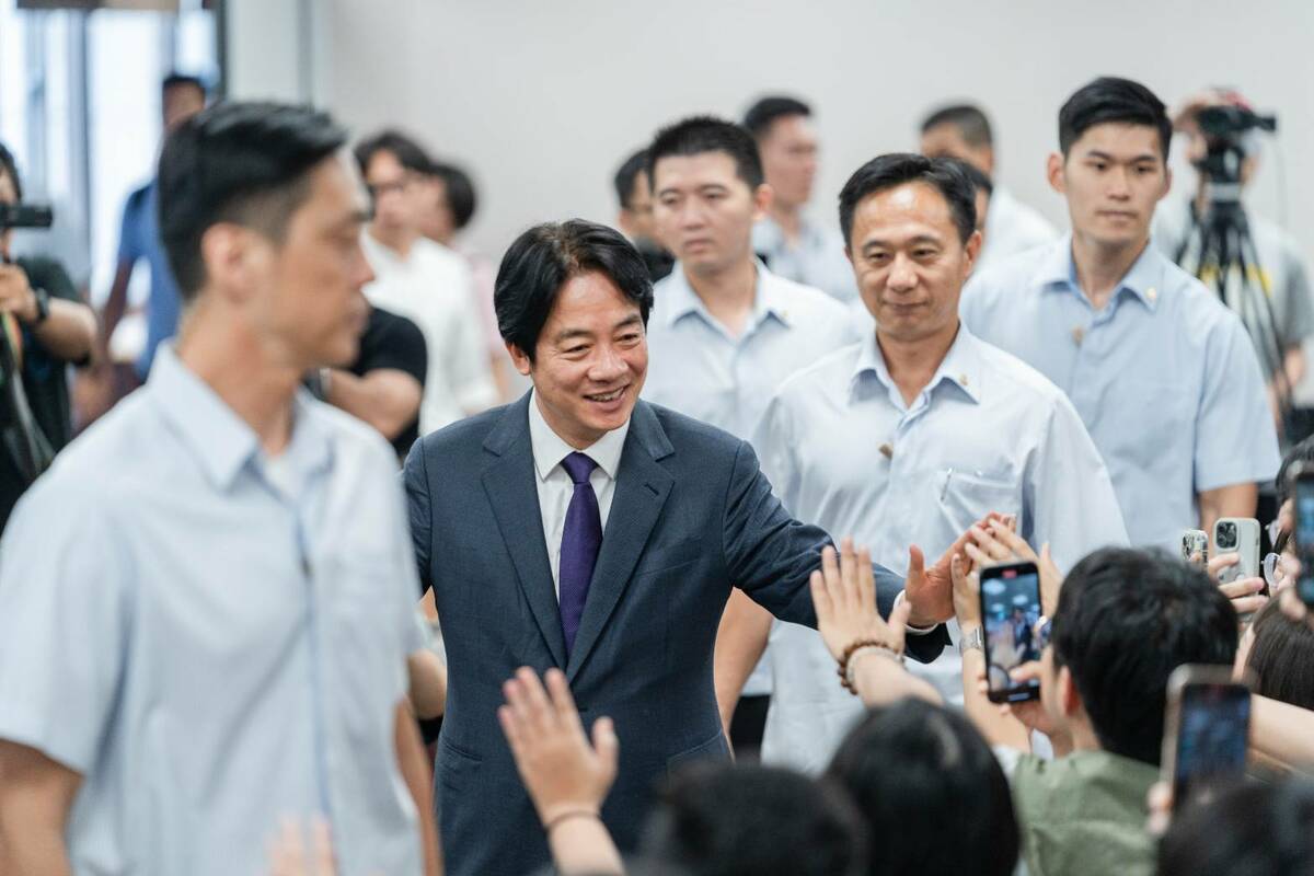 民主進步黨「2024國務青旗艦營」，總統兼黨主席賴清德與學員互動。 圖：民進黨提供
