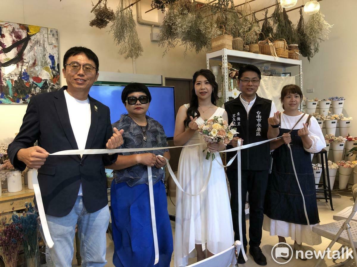 以「幸福感里民」為目標的台南永康東橋里，今日迎來品牌花店「小金鈴花藝」，小金鈴音同小精靈Tinkerbell，盼用手作溫暖細膩地傳遞感情，如同照耀人們心中的光，成為帶給別人幸福感的花店。 圖：黃博郎／攝