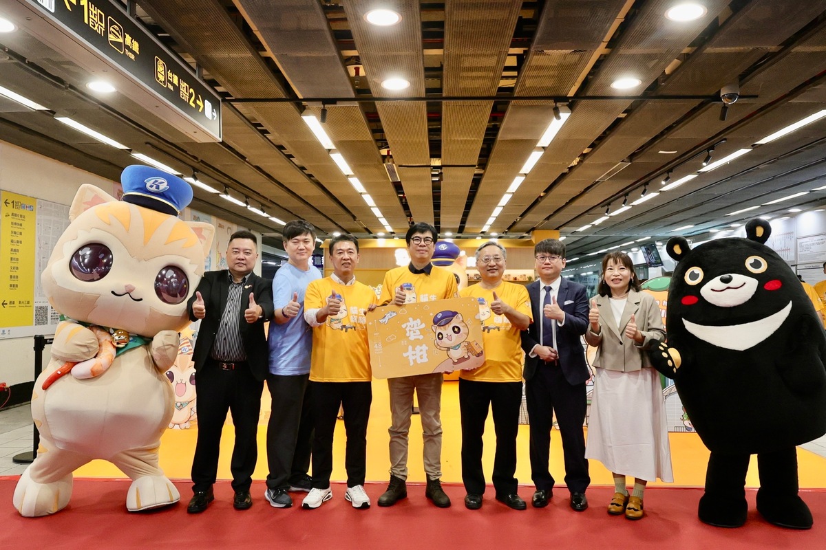 陳其邁(中)為全台第一家「蜜柑站長專賣店」開張站台。 圖：高雄市政府/提供