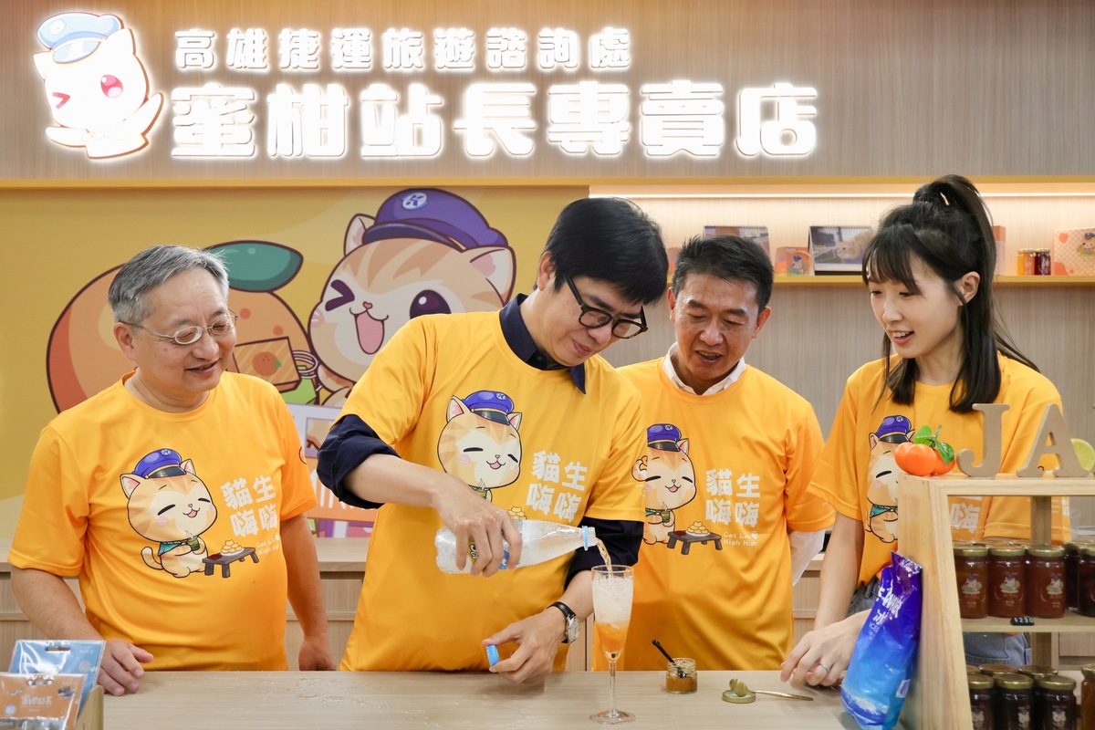 陳其邁(左二)以蜜柑醬調製消暑氣泡飲品。 圖：高雄市政府/提供