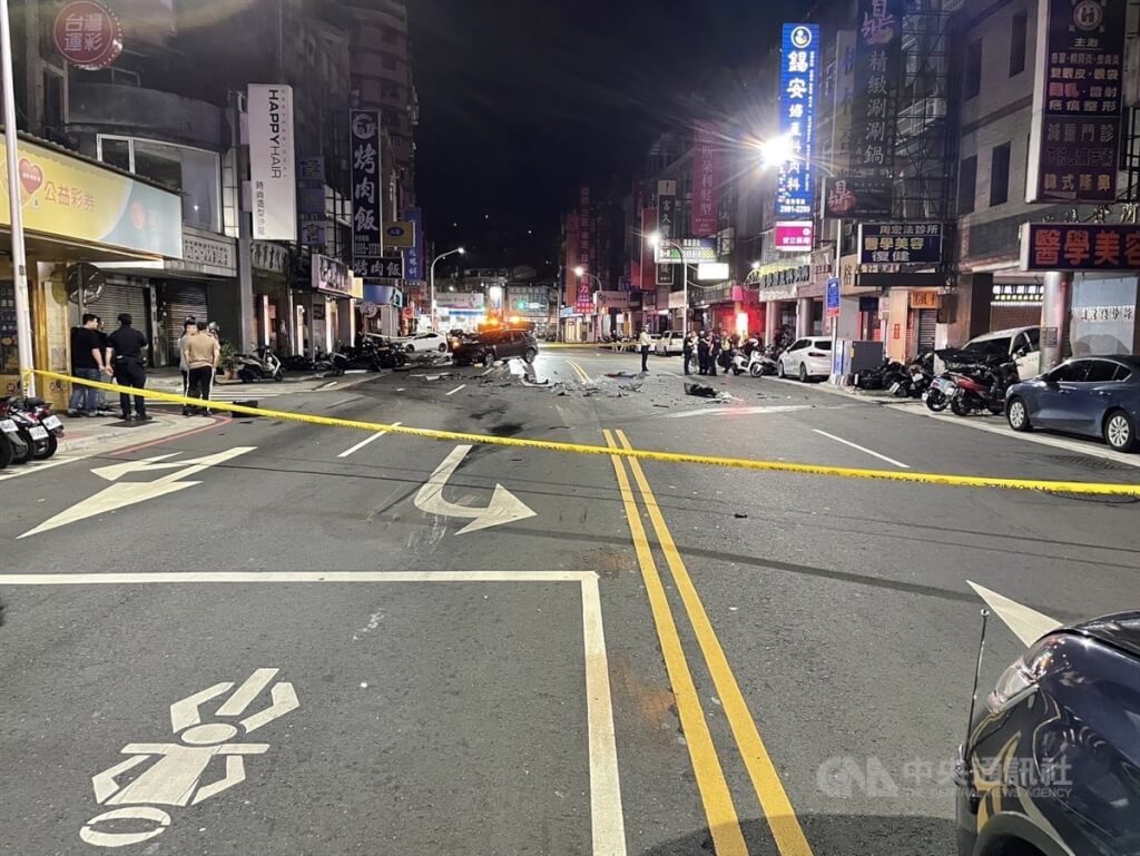 新北市警察局三重分局13日表示，2名員警凌晨執行巡邏勤務停等紅燈時，遭一輛汽車逆向撞上，造成其中1名員警重傷，送醫後不治。（翻攝照片） 圖：中央社