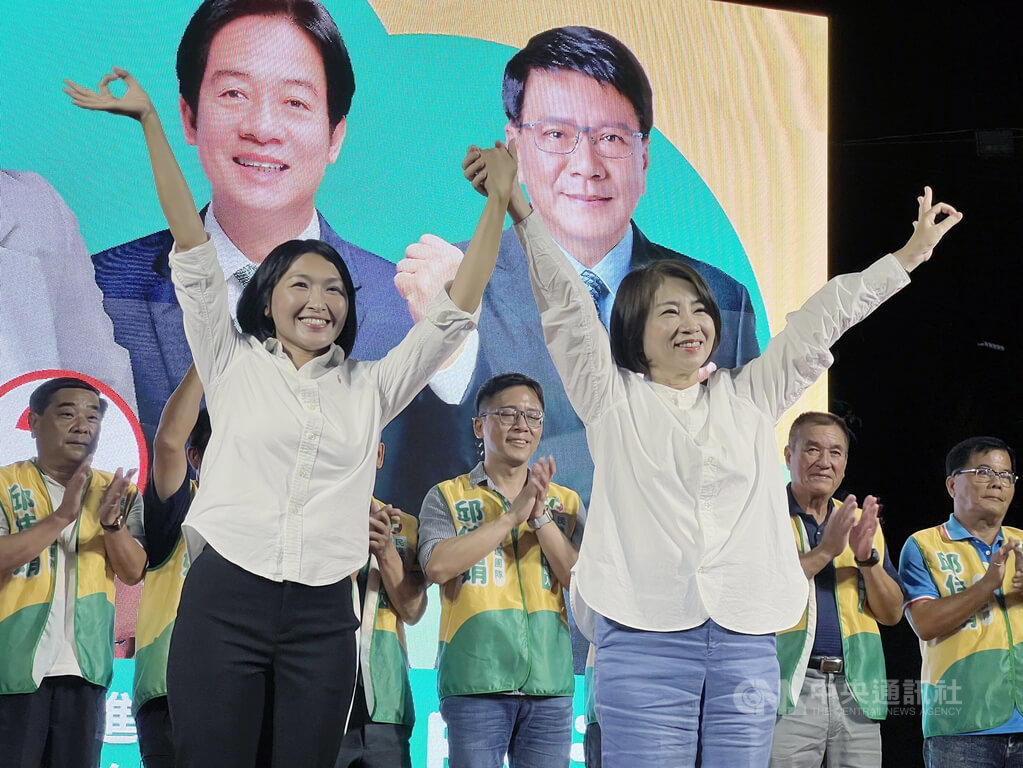 屏東縣長治鄉長補選27日將投票，民進黨徵召鄉代邱佳娟（前左）參選，13日晚間舉行造勢晚會，屏東縣長周春米（前右）到場輔選。 圖：中央社
