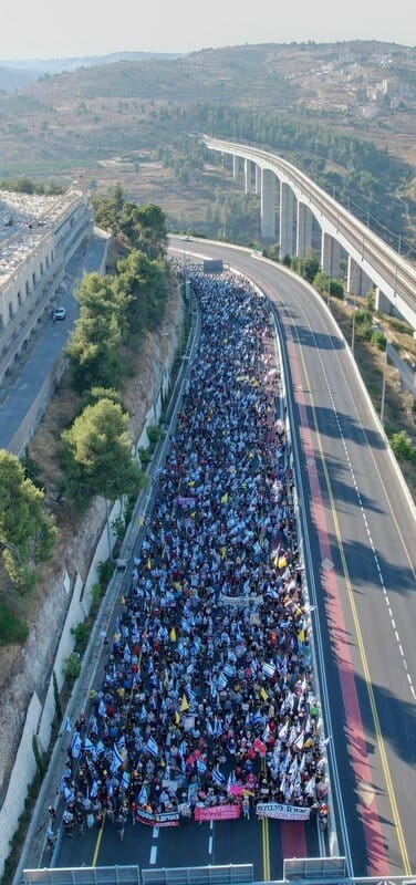 以色列示威群眾塞爆通往耶路撒冷大道 圖：翻攝自We Are All Hostages的X