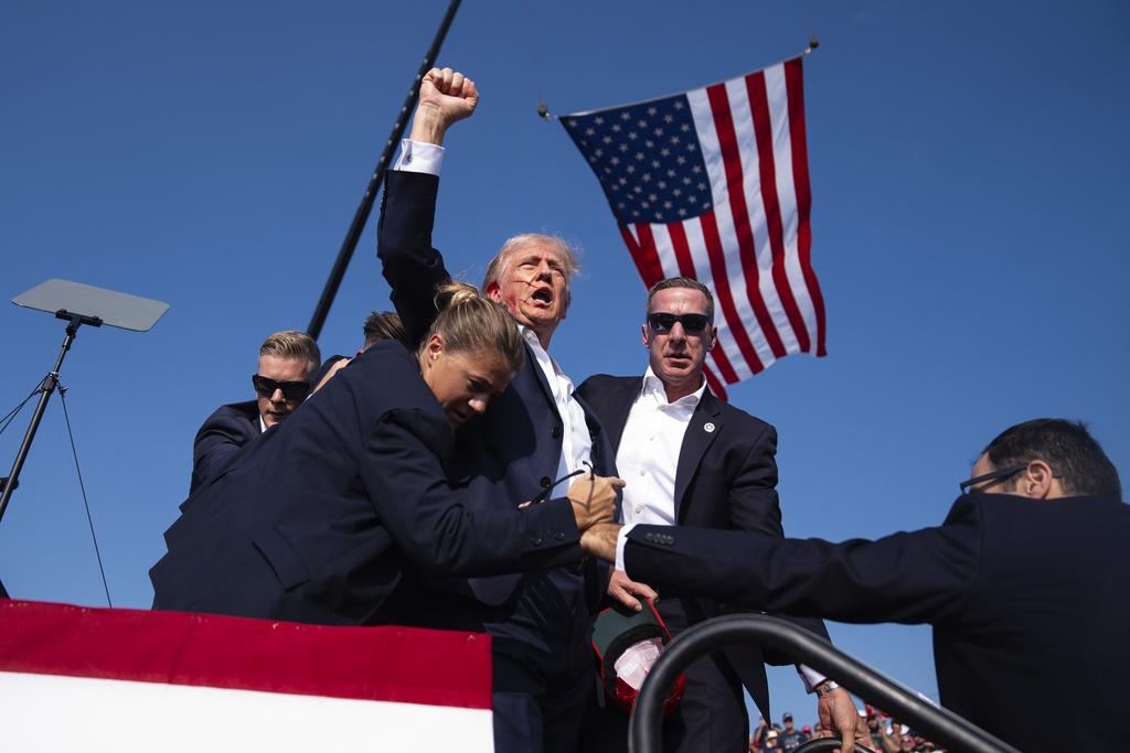 唐納·川普（Donald Trump）確定於2024年美國總統大選擊敗賀錦麗而獲得勝選，這一結果將對美台關係產生深遠的影響。（圖為川普之前被槍擊時的畫面） 圖：達志影像(美聯社)