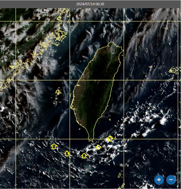 前中央氣象局長鄭明典表示，「繞地形的小積雲邊界！」，今天氣流穩定繞山，鄭明典也直呼，「今天有高溫的傾向」。 圖：翻攝自鄭明典臉書