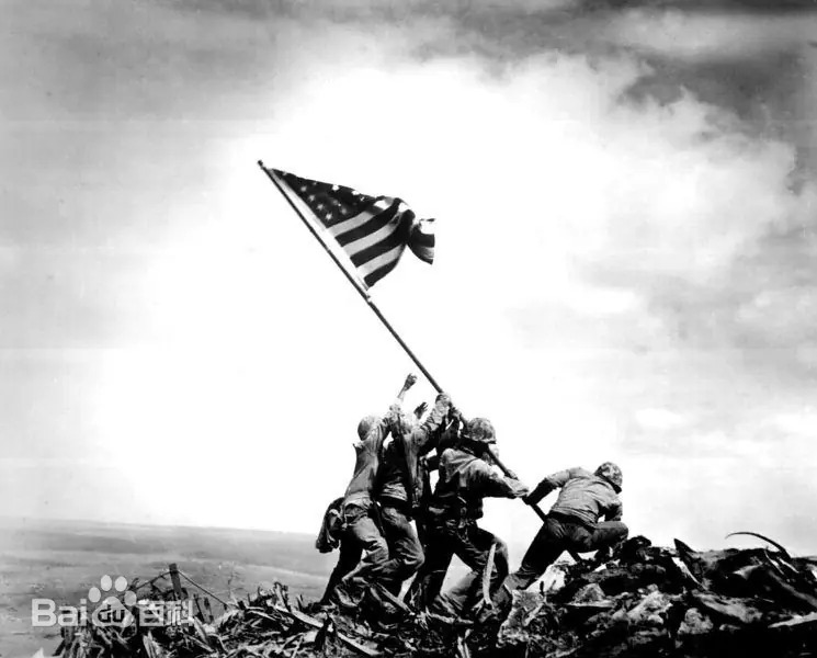 《美軍士兵在硫磺島豎起國旗》（Raising the Flag on Iwo Jima），又譯作《國旗插在硫磺島上》、《美國國旗插上硫磺島》，是二戰時美國一幅著名攝影作品。 圖：翻攝自百度百科