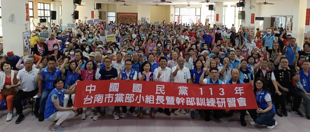 國民黨臺南市黨部今日舉辦「第三波民主改革──國會改革說明會暨原台南市、南關線小組幹部研討會」，由市黨部主委謝龍介主持，黨主席朱立倫、副秘書長江俊霆、市議會團書記長許至椿、議員王家貞、林美燕、中常委邱素蘭及小組幹部近600人參加。 圖：國民黨台南市黨部／提供