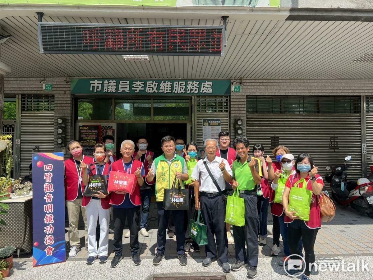台南四臂觀音明鏡功德會今日捐贈大批麵、罐頭、白米等實用物資，加上不願具名善心人士捐贈的小紅包，在李啟維議員服務處發放給低收家庭，讓受贈者滿懷感謝，現場溫馨感人。 圖：李啟維服務處／提供
