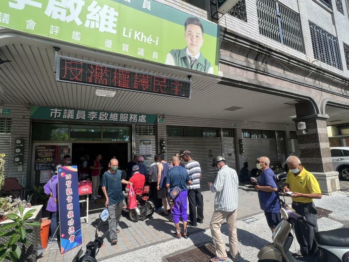 台南四臂觀音明鏡功德會今日捐贈大批麵、罐頭、白米等實用物資，加上不願具名善心人士捐贈的小紅包，在李啟維議員服務處發放給低收家庭，讓受贈者滿懷感謝，現場溫馨感人。 圖：李啟維服務處／提供
