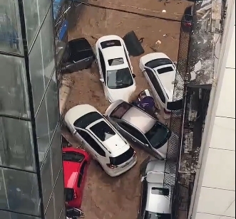 湖北襄陽丹江口泡在泥水里的車輛。 圖 : 翻攝自X / 清絲老師談治國理