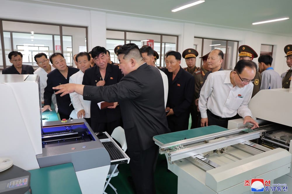 北韓近期準備多達 1 億美元的秘密資金，準備將軍事武器「現代化」。沒想到負責採購的高級官員卻「捲款潛逃」，引發眾多網友討論。圖為金正恩視察工廠。 圖：翻攝自 朝中社