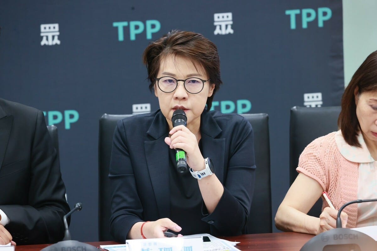 黃珊珊表示，民進黨在協商後，立刻抹紅曲解民眾黨意思，因此黨團決議，將撤簽協商結論。 圖：立院民眾黨團/提供