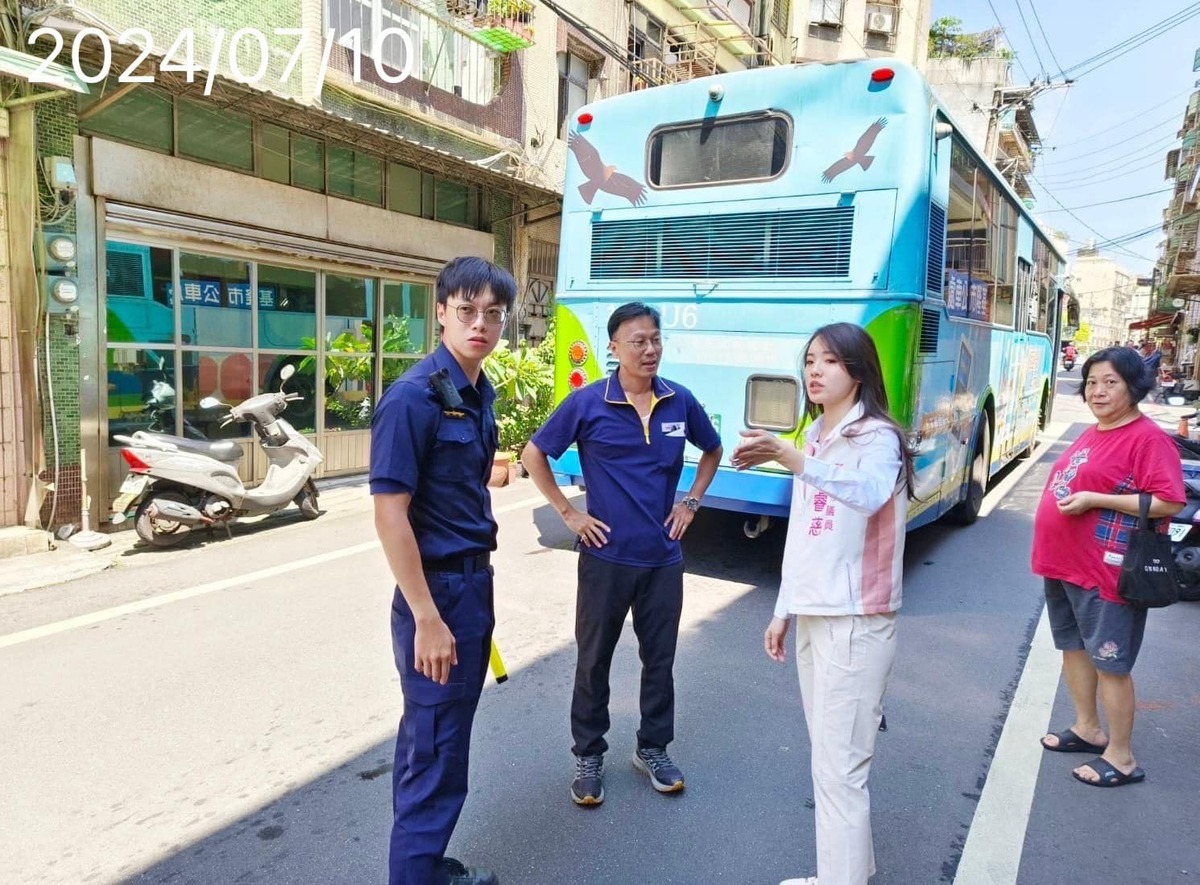 許睿慈表示，基隆公車漏油導致騎士慘摔，其中一人摔斷7根肋骨，送加護病房；公車多次拋錨佔用道路、座椅鐵片割傷乘客，甚至噴飛的零件都有可能像是殺人工具，痛批謝國樑，買50台中古公車，以舊換舊的邏輯是什麼？ 圖：取自許睿慈臉書