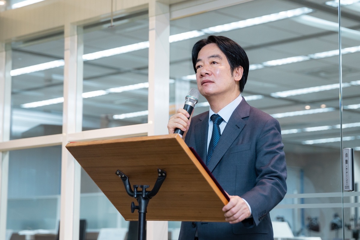 解嚴37年紀念日，總統賴清德赴檔案局視察政治檔案開放應用情形。 圖：總統府提供