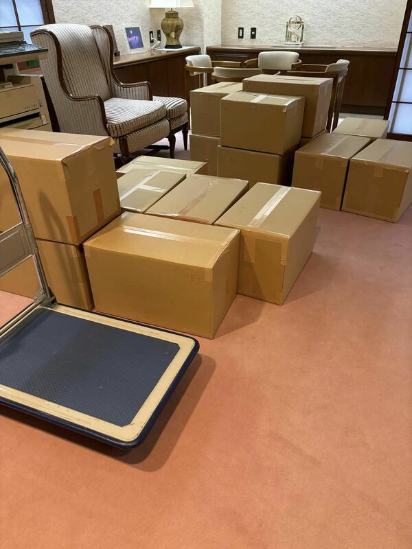 駐日代表謝長廷稱當初到日本述職只帶了2個旅行箱，現在單是書櫃裡的書就裝了十多個紙箱。 圖：謝長廷臉書。