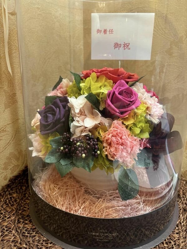 駐日代表謝長廷感嘆「恭祝就任」的人造花藍，「一下子竟放了八年了！」 圖：謝長廷臉書。