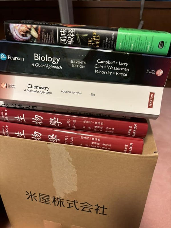 謝長廷的閱讀書目中竟包括生物學、化學的教科書，引發網友熱議。 圖：謝長廷臉書。