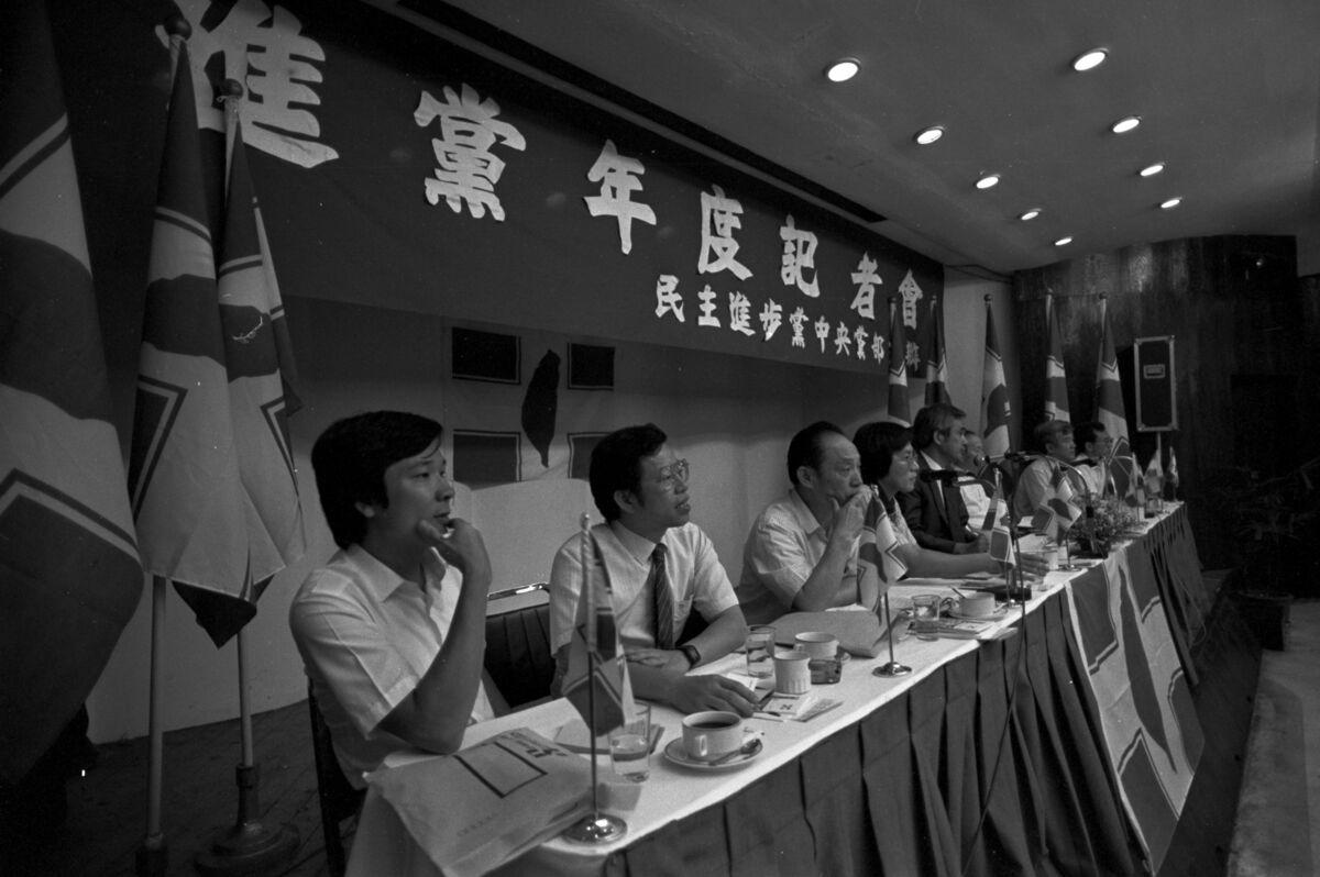 1988年7月12日傅正參加姚嘉文主席主持的民進黨年度記者會，李逸洋(右一)也與會參加。。 圖:邱萬興提供。