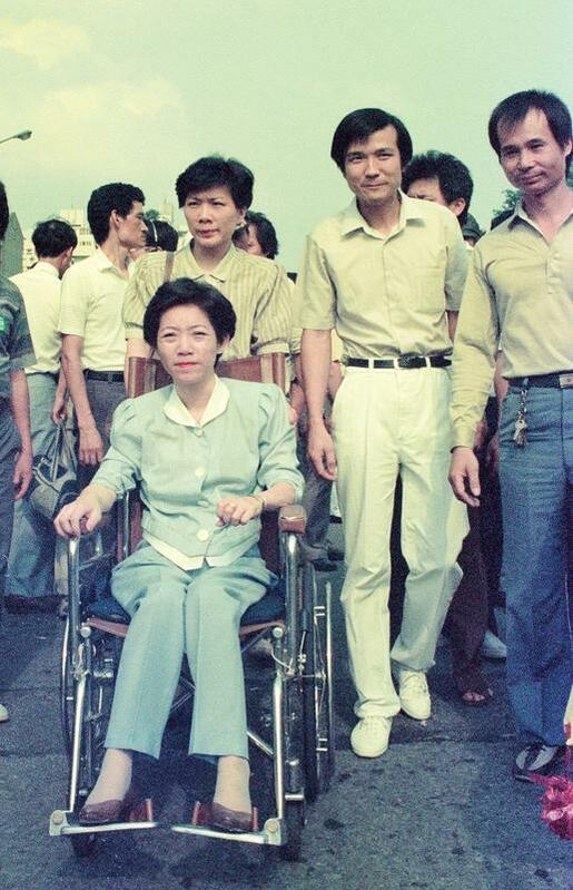 捍衛言論自由的「蓬萊三君子」之一的李逸洋(右二)出獄後。前往立法院短暫擔任吳淑珍的國會助理。 圖:邱萬興提供。