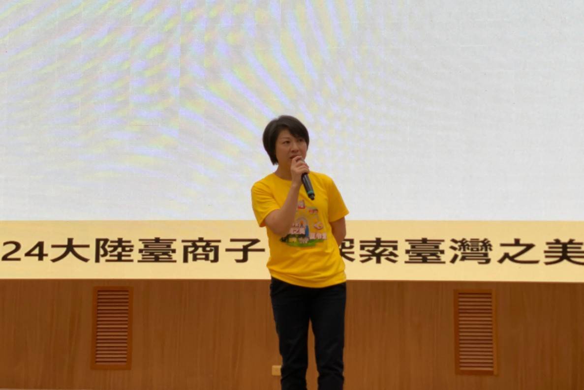 夏令營第一梯次始業式由海基會副秘書長蔡孟君主持，與來自各地參加活動的台商子女相見歡。 圖：海基會提供