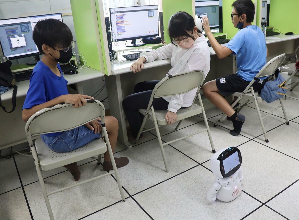 同學學習以程式指令操作機器人。 圖：高雄市教育局/提供