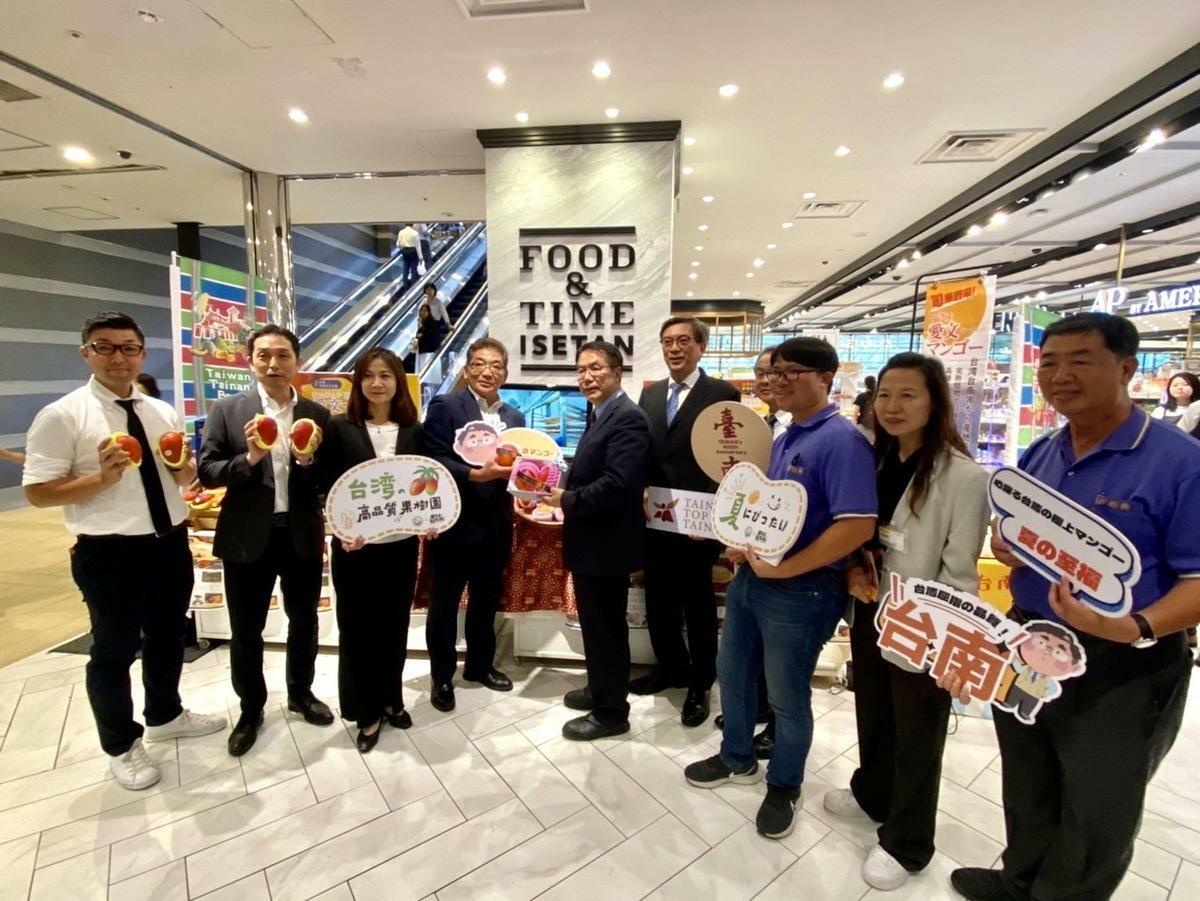 黃偉哲出席日本高階精品超市「Queen's伊勢丹」品川店的台南芒果上架記者會以及另一分店的試吃推廣活動，該超市向來以嚴選上架產品著稱，這次更是15年來首次破天荒上架外國水果。 圖：台南市政府提供