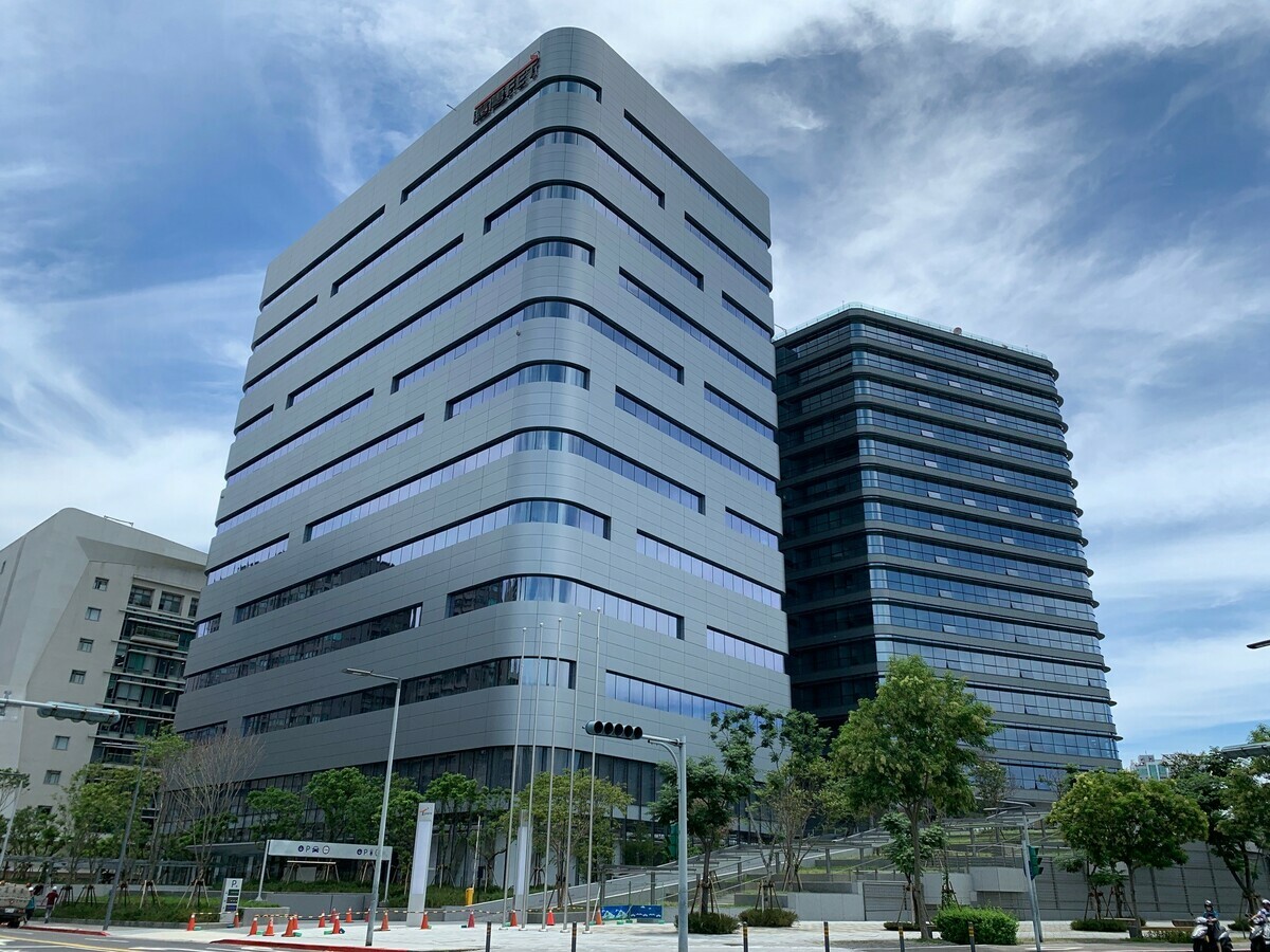 遠傳協助新光醫院將資訊主機房搬遷，至遠傳TPKC雲端運算中心的綠色IDC機房，創造一年節省近10萬度用電、約25%的節能效益。 圖: 遠傳/提供