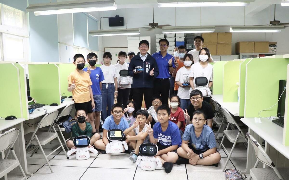 高雄推AI人才校園紮根 吳立森體驗一甲國中機器人營隊