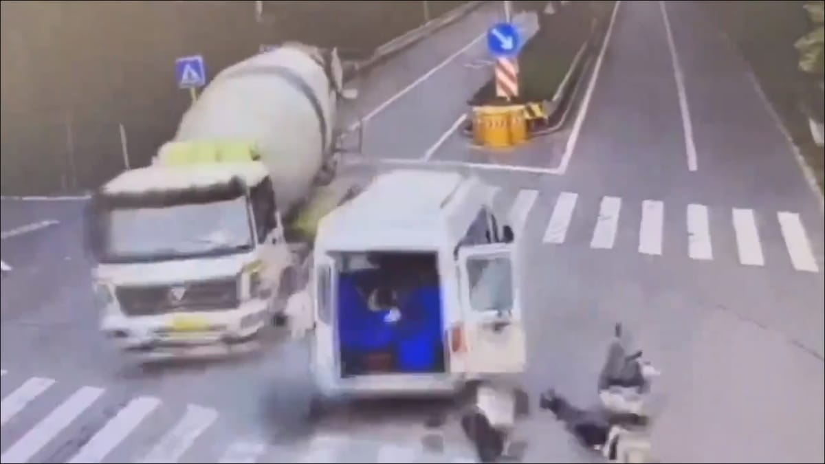 一輛搭乘武警的廂型車在沒有確認路口安全性的情況下，遭水泥攪拌車撞擊，車上的武警們「散落一地」。 圖：擷取自 @woyongdehuawei X 分享影片