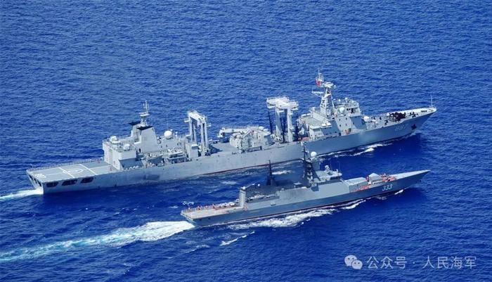 中俄第4次「海上聯合巡航」，「微山湖號(舷號887)」綜合補給艦為俄艦「完美號(舷號333)」進行補給。 圖：翻攝「微博」@人民海軍(資料照片)