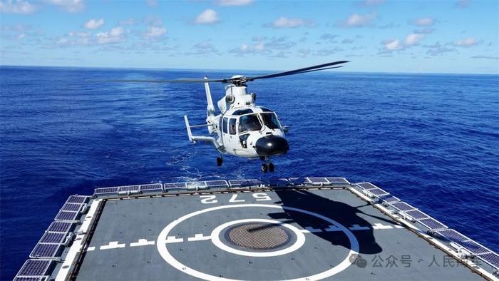 中俄第4次「海上聯合巡航」，艦載直升機起降演練。圖為解放軍054A型飛彈護衛艦「衡水號(舷號572)」。 圖：翻攝「微博」@人民海軍