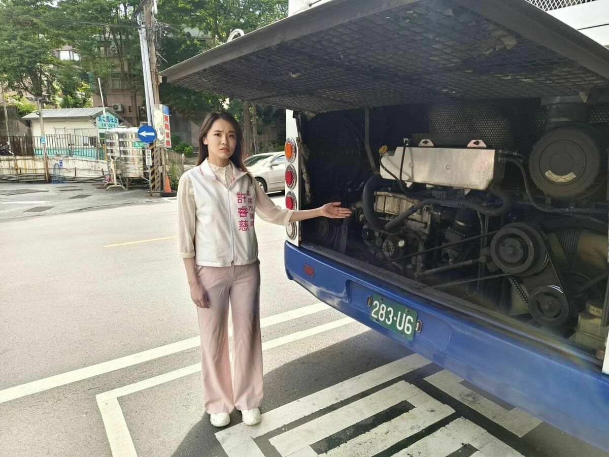 許睿慈表示，基隆市公車1個月以來路邊拋錨高達24次，她要求換掉老舊公車，謝國樑卻把公車處長換掉。 圖：取自許睿慈臉書